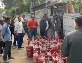 তেলিয়ামুড়ায় বেআইনি মজুত ৩১টি এলপিজি সিলিন্ডার বাজেয়াপ্ত